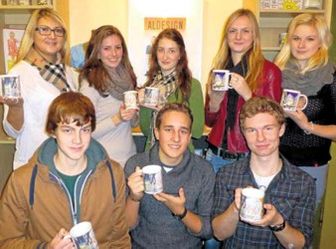 Mit ihrer neuen Weihnachtstasse präsentiert die Geschäftsleitung von Aldesign ein neues Produkt.