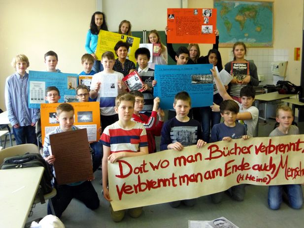 Die Klasse 7a erinnert an die Bücherverbrennung