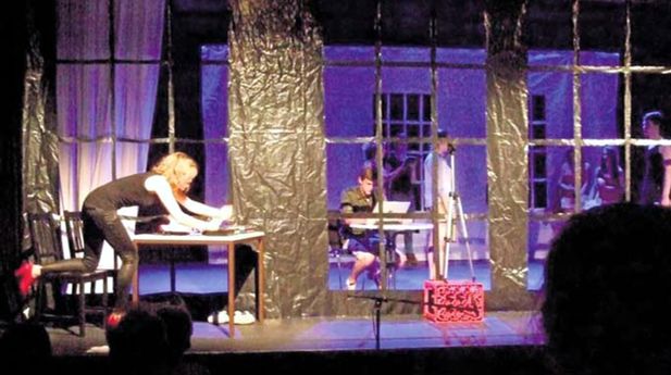 Hinter den Fenstern (Windows) passiert viel mehr als man denkt. Die Theater-AG des Aldegrever-Gymnasiums beschäftigte sich in ihrem Stück mit dem Thema Mobbing und Gewalt an Schulen.