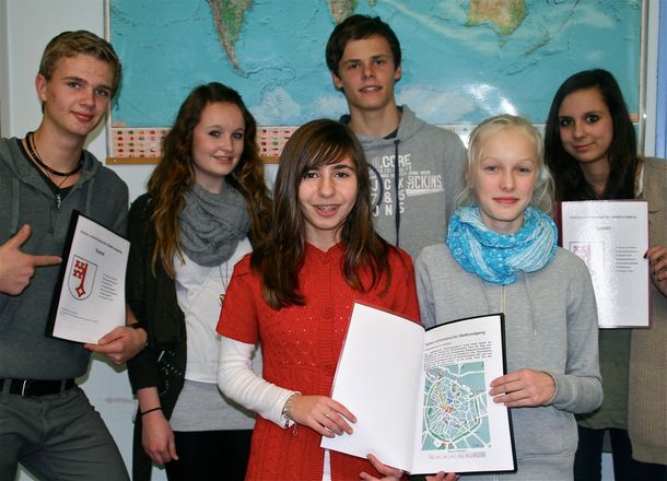 Einige Autoren von Stationen der Seite Mathematische Rundgänge: Dilek Kasap und Sarah Trompeter (stellvertretend für die Klasse 7a) sowie Aileen Solomon, Anabel Drolshagen, Tim-Fabian Römer und Lennart Karhoff (aus der Einführungsphase)