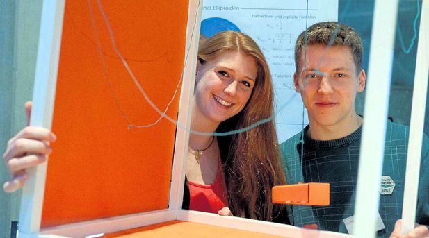 Sie haben es geschafft: Laura Mähler und Sebastian Kassing haben sich beim Regionalwettbewerb Jugend forscht in Dortmund für den Landeswettbewerb qualifiziert und werden dort ihr Projekt »Untersuchungen zur Quadrikenmaschine« vorstellen.