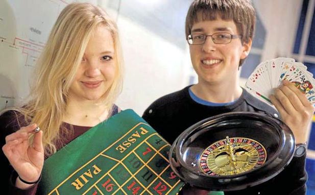 Glück im Spiel oder doch einfache Mathematik? Christoph Schönle und Friederike Wunsch untersuchten, ob sich Glücksspiele nicht doch kontrollieren lassen.