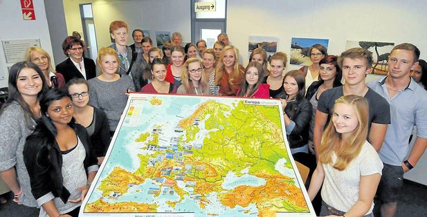 Über 50 Schüler des Aldegrever-Gymnasiums haben jetzt im Rathaus II die Ausstellung »Reise durch Europa« eröffnet.