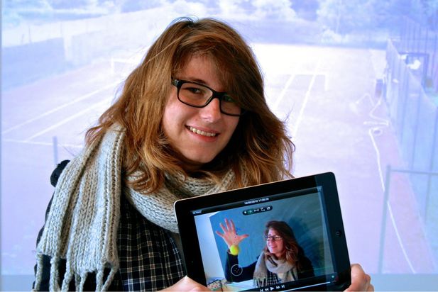 Anne Protte untersucht mit dem iPad das Sprungverhalten von Tennisbällen