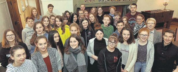 Die Schülergruppe aus Roncq-Linsellese in Frankreich wurde jetzt im Burghof empfangen