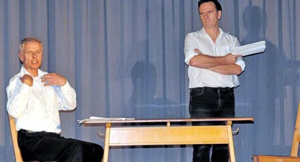 Bedrückende Szene: Bernd Surholt und Harald Schandry zeigten den Prozess um Adolf Eichmann