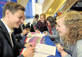 Profis informierten bei der Berufsbörse am Alde die angehenden Abiturienten über Studien- und Ausbildungsmöglichkeiten. Manche hatten viel Spaß dabei – wie man sieht.