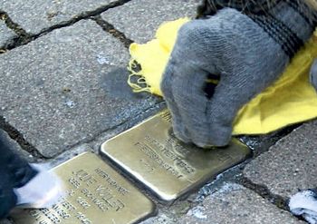 Mit Polierpaste wurden die Spuren der Geschichte wieder sichtbarer gemacht