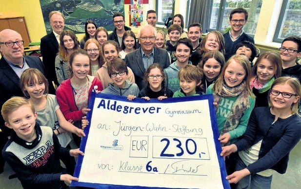 Die 6a bei der Spendenübergabe