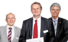 Alde-Schulleiter Martin Burghardt nahm erfreut den Schulpreis aus den Händen von Dr. Nico Kock (rechts) und Klaus Eikmeier (links) entgegen.