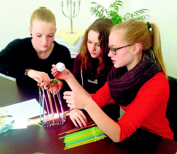 Einen möglichst stabilen Turm aus Strohhalmen zu bauen, war eine der Aufgaben