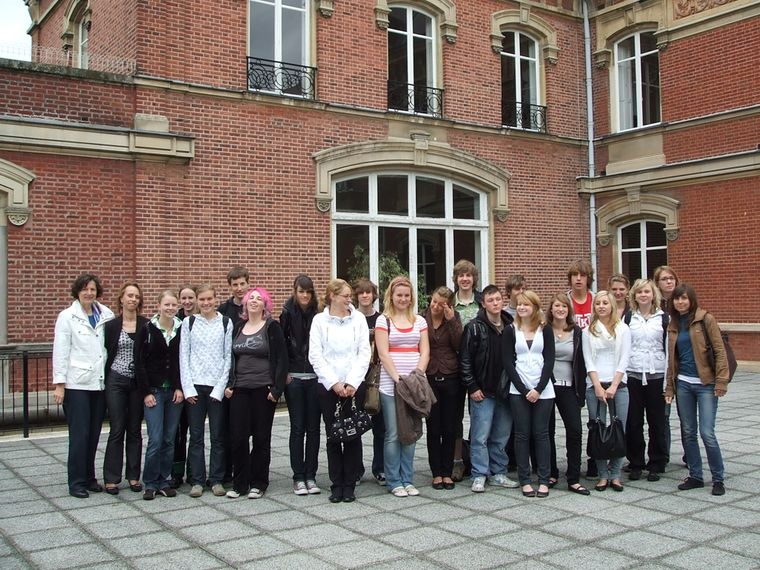 Vor dem Schulgebäude in Compiègne