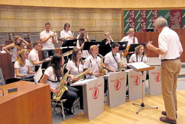 Die Alde-Bigband spielte unter Leitung von Karl-Heinz Pröpsting im Düsseldorfer Landtag bei einer Zertifizierungsfeier.