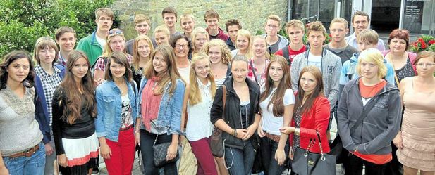 Bürgermeisterin Marita Stratmann begrüßte die Schüler aus Riga und ihre Gastgeber aus Soest im Burghof