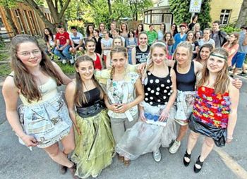 Recycelte Kleider? Schüler des Alde, aus der Türkei, Slowakai und Polen zeigen, dass diese Idee durchaus durchführbar ist.