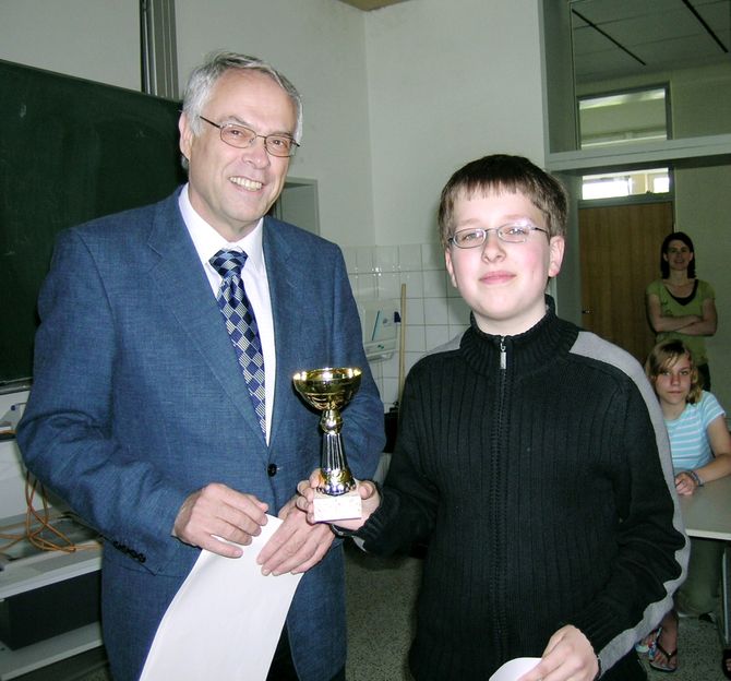 Christoph Schönle erhält seine Auszeichnung