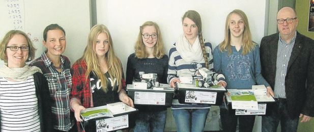 Die Schülerinnen und Lehrerinnen freuen sich mit dem Schulleiter über die Sonderpreise