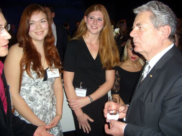 Laura Mähler (Mitte) und andere Jungforscher im Gespräch mit Bundespräsident Joachim Gauck