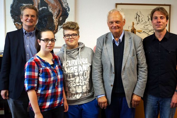 Die Theater-AG freut sich mit Herrn Muthmann (zweiter von rechts) über die großzügige Spende