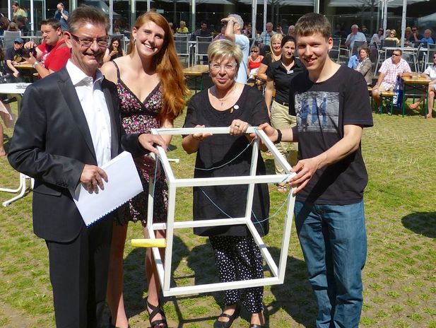 Der Fraktionsvorsitzende Norbert Römer und die Landtagspräsidentin Carina Gödecke trafen die Alde-Abiturienten Laura Mähler und Sebastian Kassing.