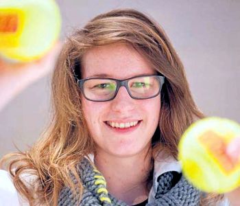 Durch das Hobby auf die Idee gekommen: Anna-Katharina Protte überprüft, wie schnell Tennisbälle altern.