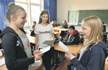 Katja Kharchenko (Mitte) übte mit den Schülern erste kleine Dialoge.