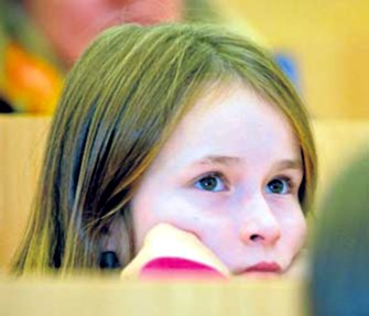 Ein Blick in den Hörsaal. Die Kinder hören zu und denken nach.